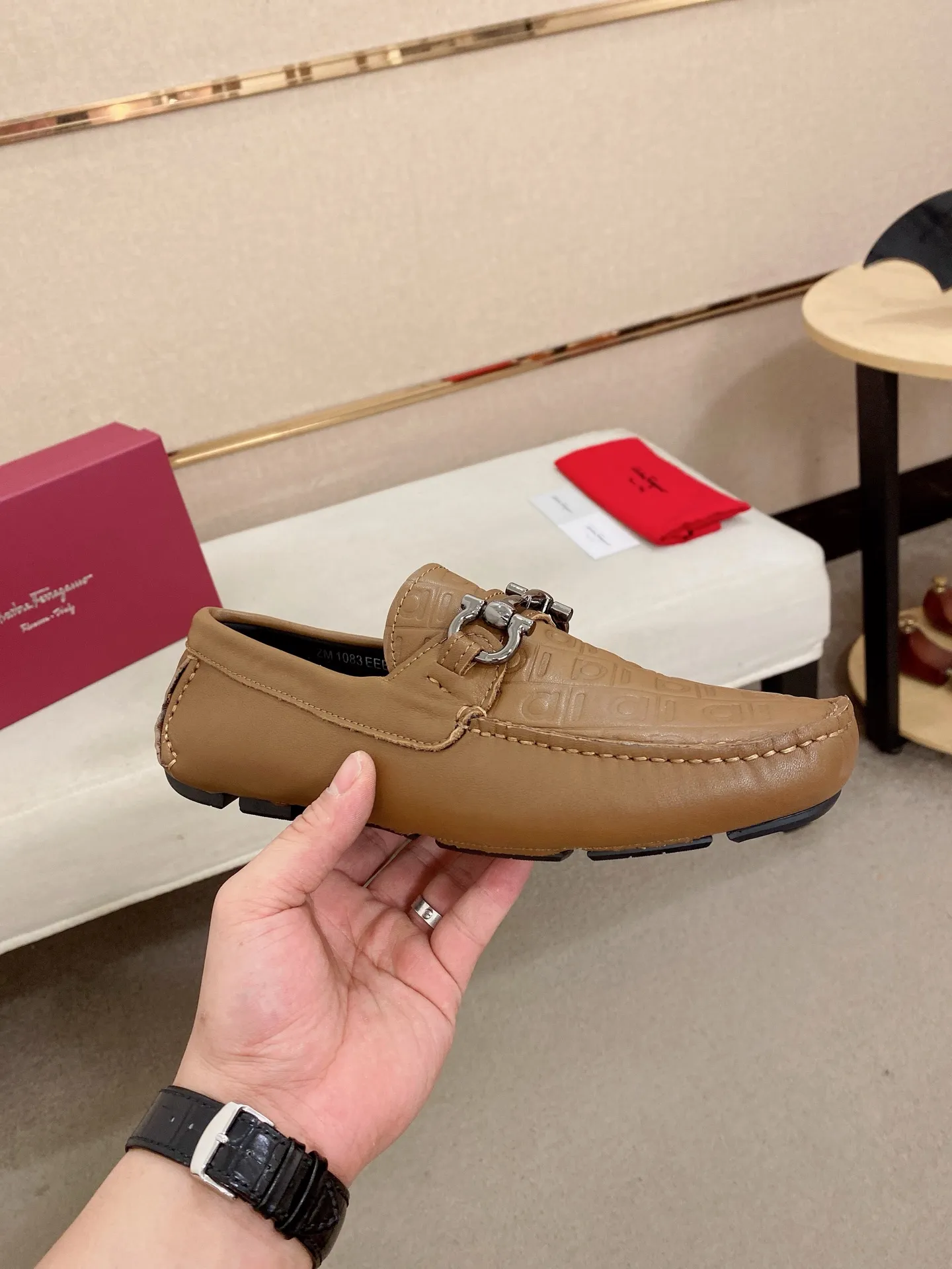 Men's shoes💰: 560💰High-end quality! Ferragamo🆕🆕Exclusive hot-selling products in stock🔥🔥New products on the shelves, high-quality Ferragamo men's pea shoes, high-end casual driving shoes, with complete packaging! 💪 💪 Material: imported cowhide 🐂 + imported high-quality water-dyed cowhide lining + wear-resistant outsole 👍🏻👍🏻 Features: high-end and comfortable, purely handmade 🚀 🚀 Create the perfect shoes that suit you best 🔥 🔥 Size: (38-44) 45 standard size can be customized!